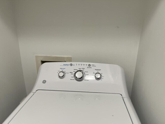 Building Photo - 3 BEDROOM CONDO IN TERRIFIC LOCATION!