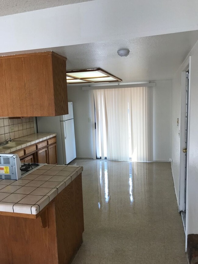 Building Photo - 3 BEDROOM 2 BATH UNIT