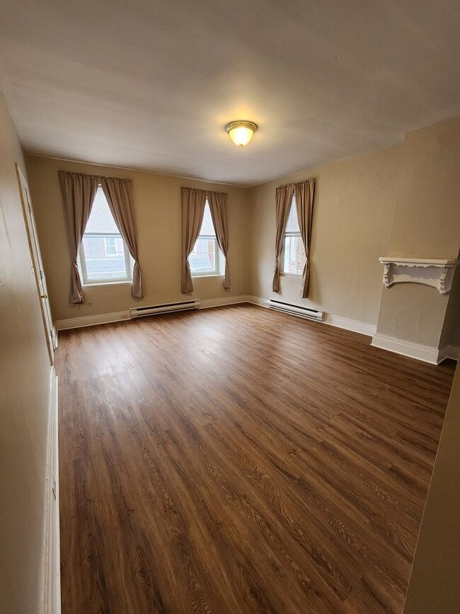 Building Photo - 10 N Main St