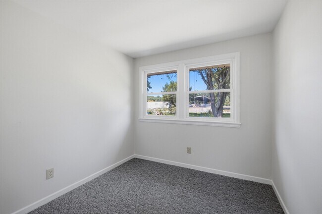 Building Photo - 154 Maple St