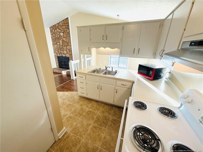 Building Photo - 824 Danish Dr