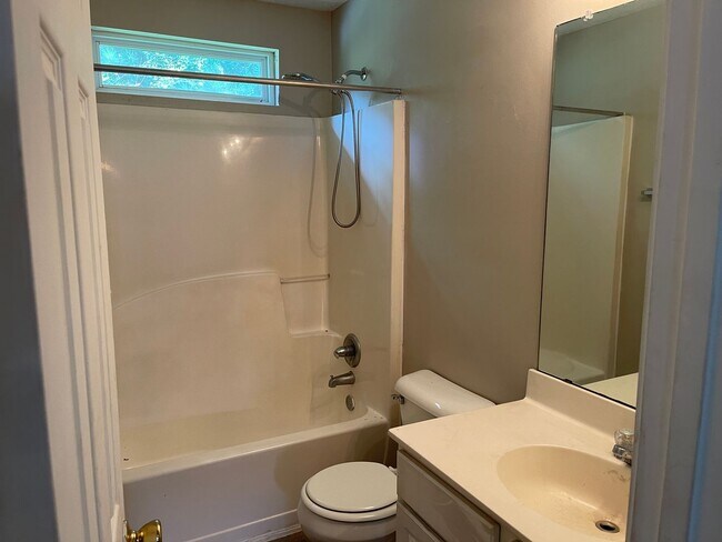 Building Photo - Spacious 4-Bedroom Home in a Quiet Union C...
