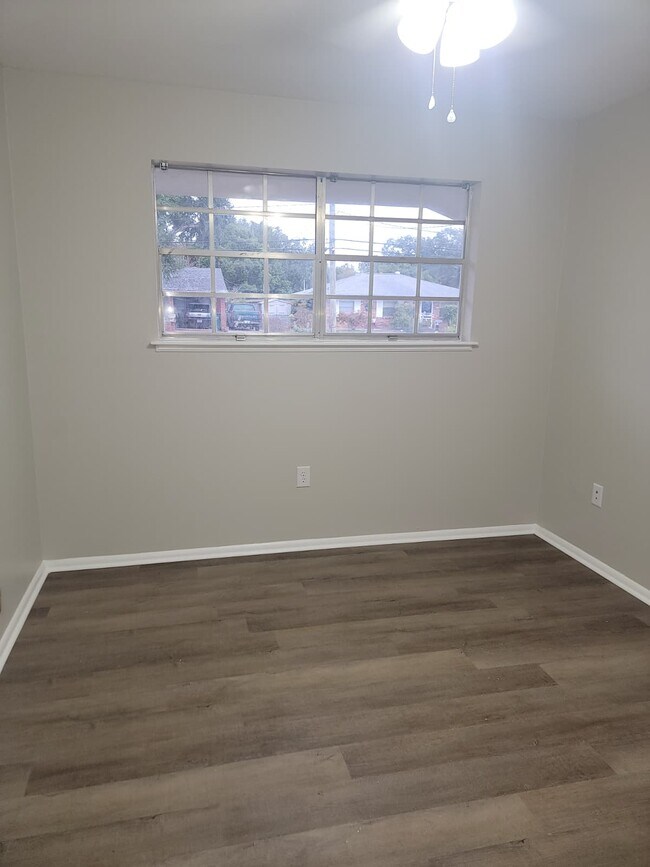 Building Photo - 2610 Demaret Dr