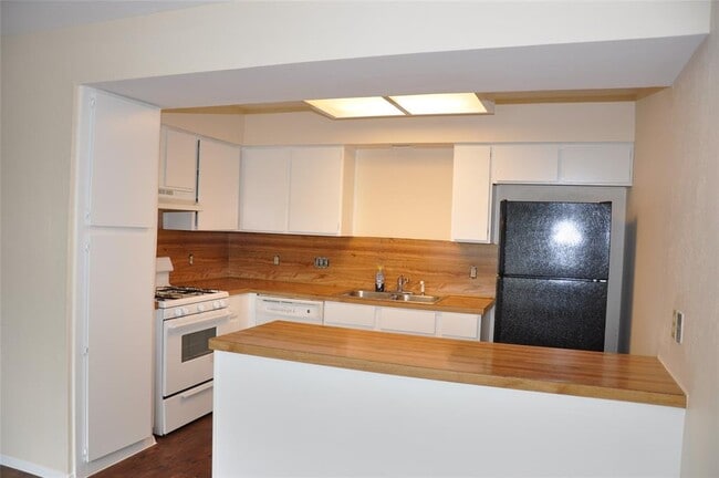 Building Photo - 10810 Topperwein Dr