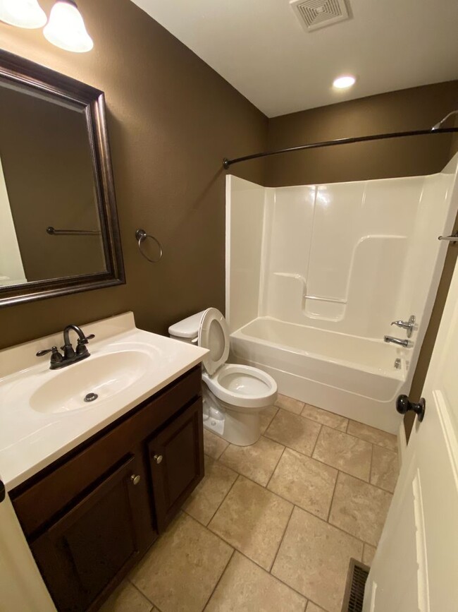 Building Photo - Mountain Views, Modern Touches – 5 Bed Bea...