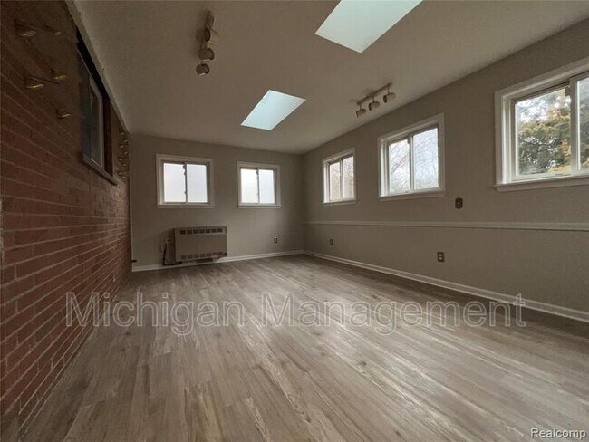 Building Photo - 32028 Maine St