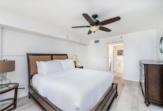 Building Photo - 1200 Brickell Bay Dr
