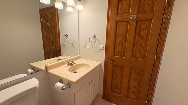 Building Photo - 220 Oak Knoll Ct
