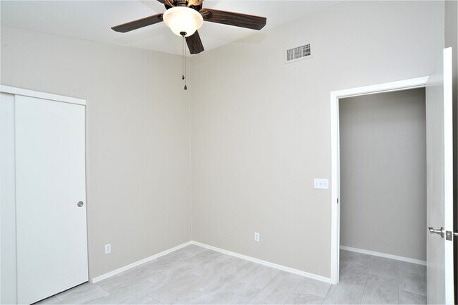 Building Photo - All tile 4 bedroom home in Oro Valley!