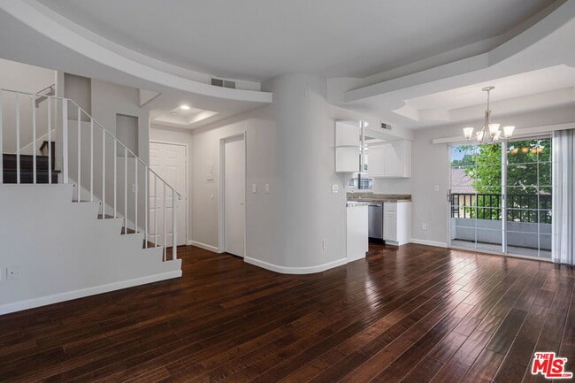 Building Photo - 10627 Moorpark St