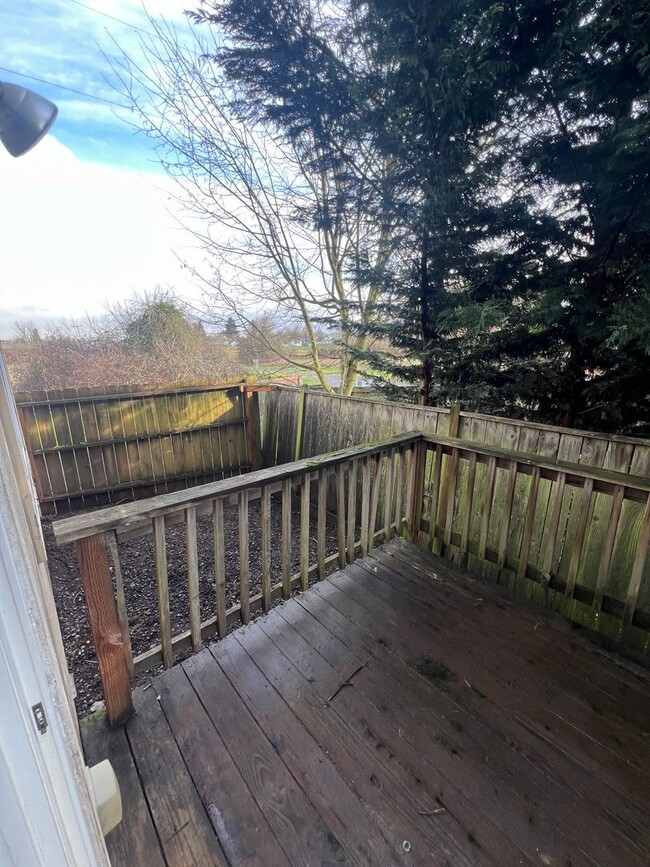 Building Photo - 3-bedroom 2-1/2 bathroom home in Eugene