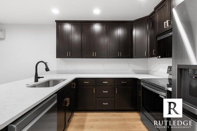 Building Photo - 565 G St