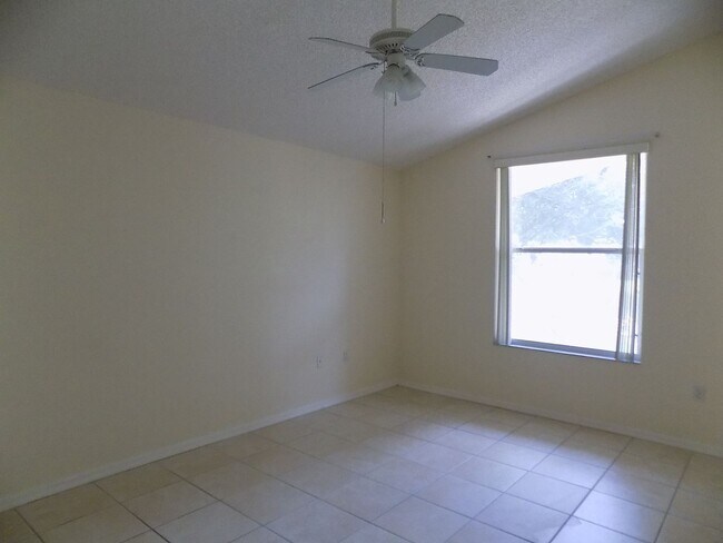 Building Photo - 102 Carnival Dr