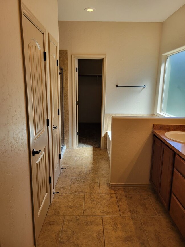 Building Photo - 3 Bedroom, 2 Bathroom Home!