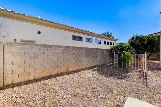 Building Photo - MASSIVE 5 BEDROOM, 2 STORY HOME IN DESIRABLE RHODES RANCH GOLF COURSE COMMUNITY!