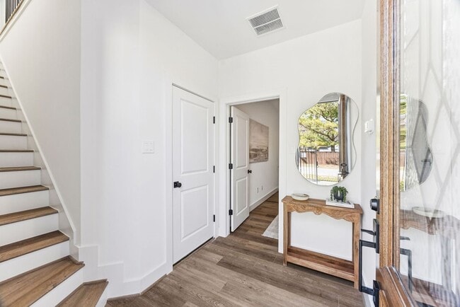 Building Photo - 2125 Hoskins Dr