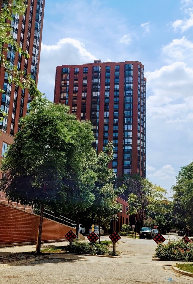 Building Photo - 899 S Plymouth Ct