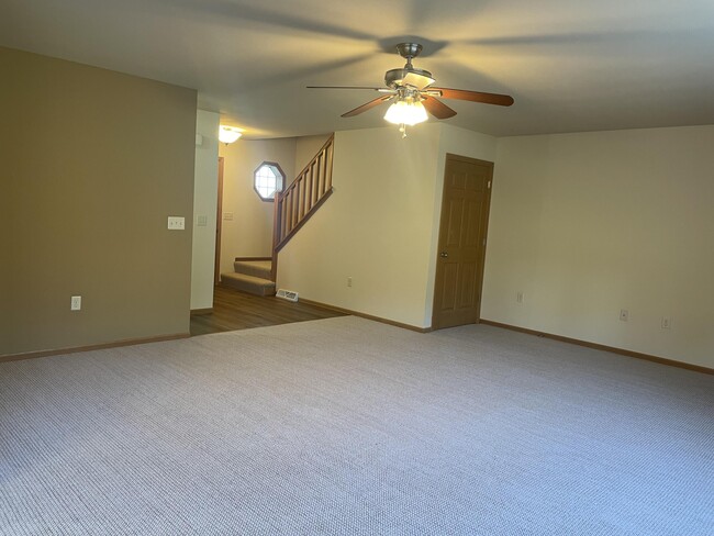 Building Photo - 2635 Parkfield Dr