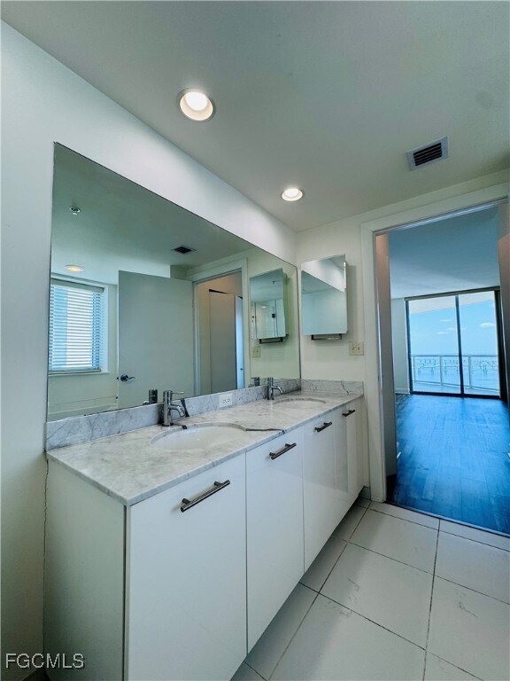 Building Photo - 3000 Oasis Grand Blvd