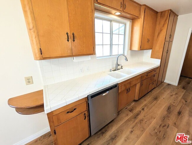 Building Photo - 324 E Benbow St