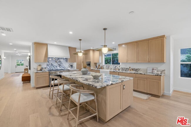 Building Photo - 4525 Greenbush Ave