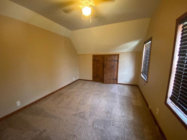 Building Photo - Downer upper house