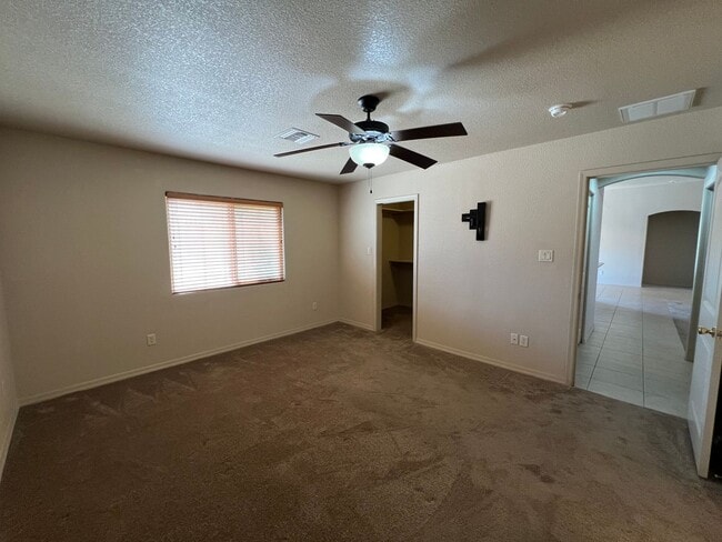 Building Photo - POOL HOME IN ESTRELLA!
