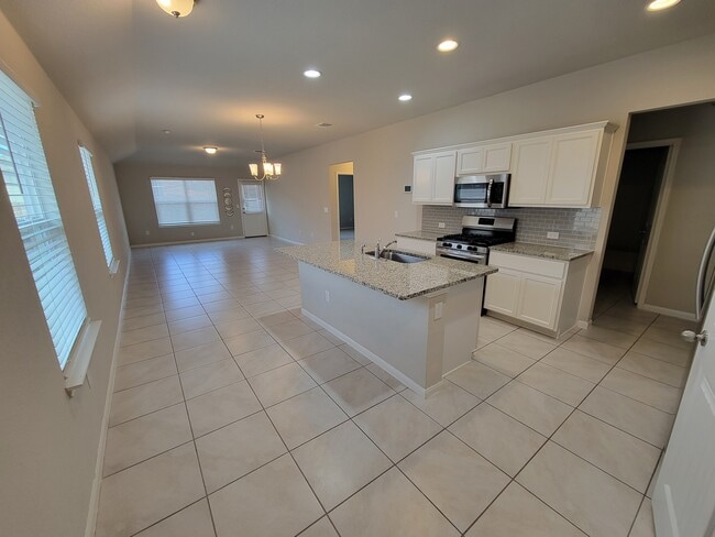 Building Photo - 3200 Crystal Bend Dr