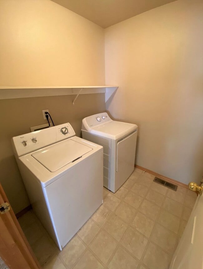 Building Photo - Spacious 3 Bedroom with Office - Fenced Lawn with Lawn Care Provided!