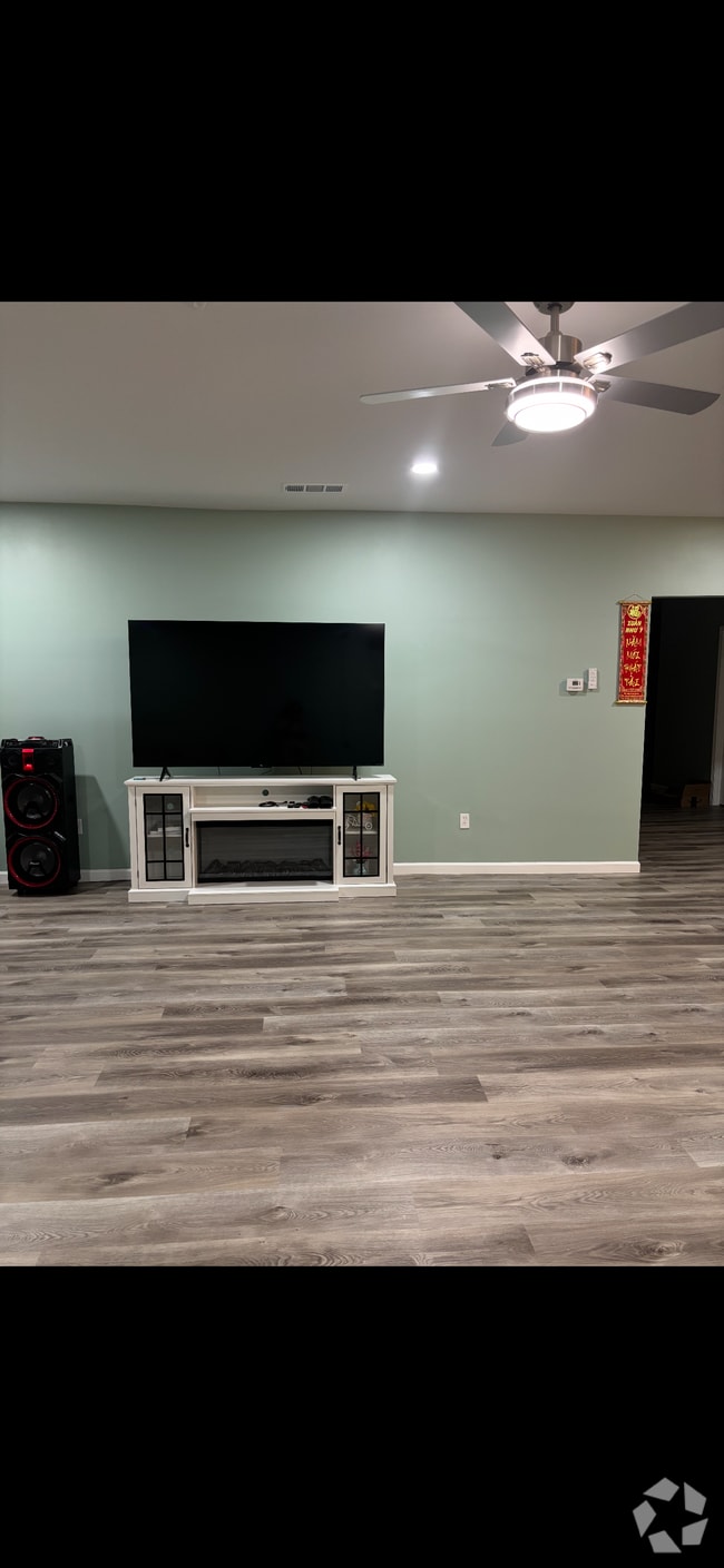 Building Photo - 4560 Persian Trl