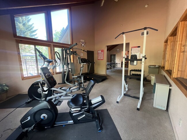 Building Photo - Updated Townhouse backed by National Forest