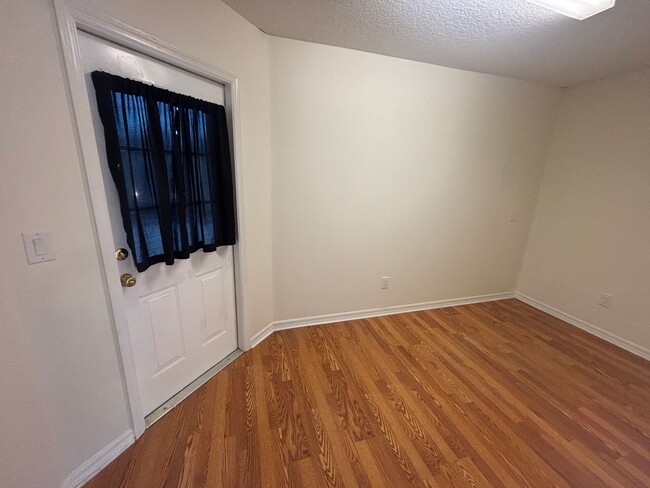 Building Photo - 3/3 Newly renovated on 3+ acres