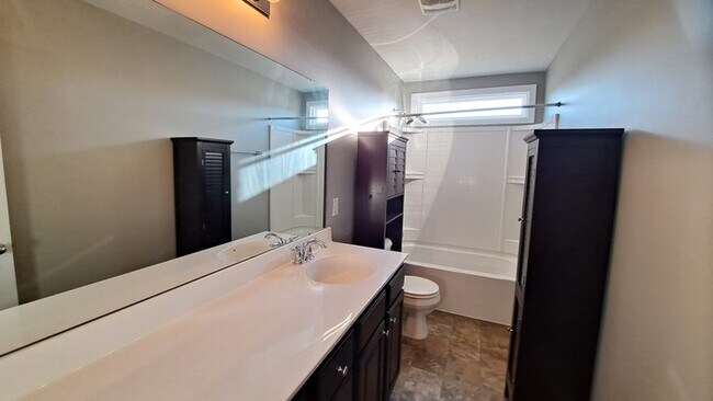Building Photo - Spacious 5 bed 3 bath Home