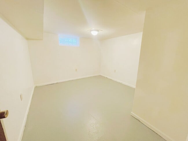 Building Photo - 28600 Oakwood St