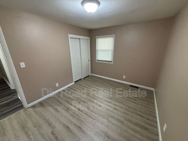 Building Photo - 301 Cranewood Dr
