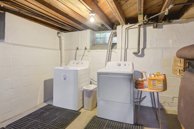 Building Photo - 3175 Rocky River Dr