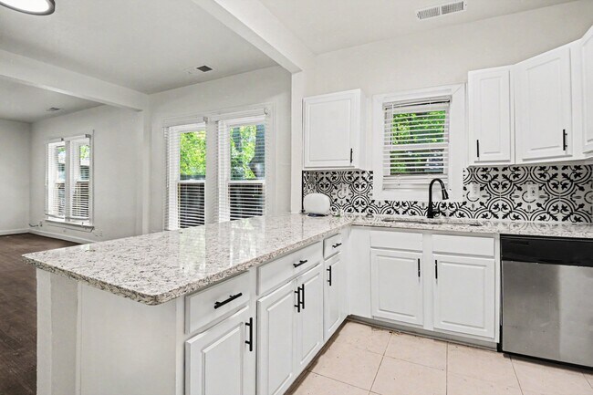 Building Photo - Bungalow- 915