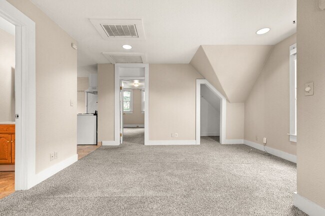 Building Photo - 714 SE 19th Ave
