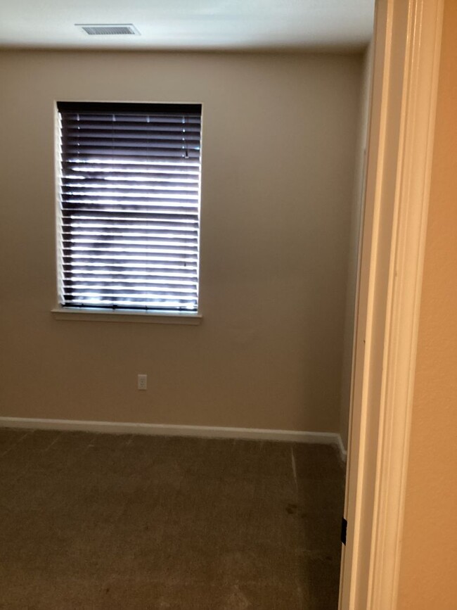 Building Photo - MOVE IN SPECIAL - 1/2 OFF THE 1ST MONTH RE...