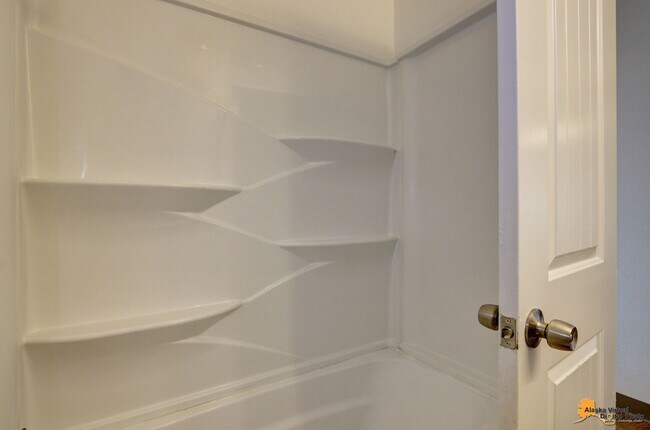 Building Photo - 906 W 29th Place