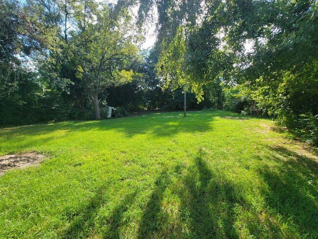 Building Photo - 225 Pecan Dr