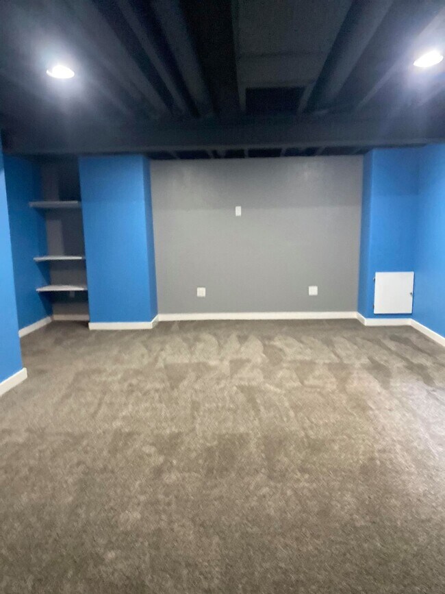Building Photo - 4 bedroom - Dewhirst