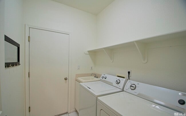Building Photo - 1167 Tule Dr