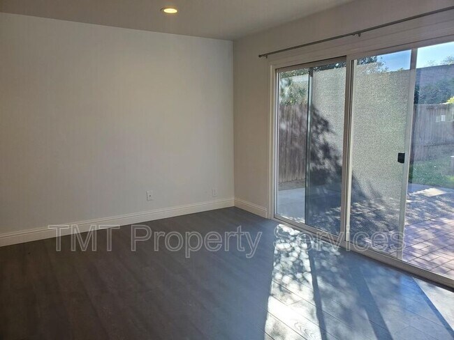Building Photo - 9002 Salmon Falls Dr