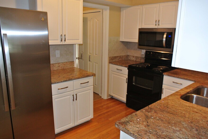 Awesome Kitchen With Granite and Stainless - 6649 Quail Run Cir