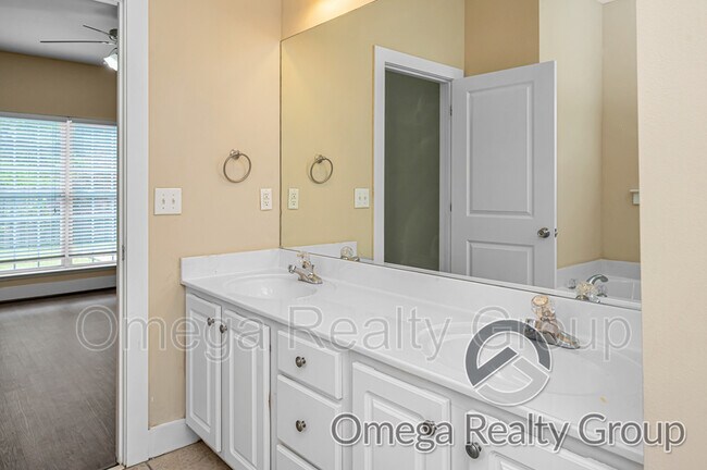 Building Photo - 252 Chesser Park Dr