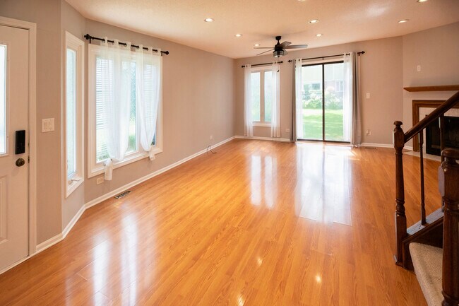 Building Photo - 329 Redwing Dr