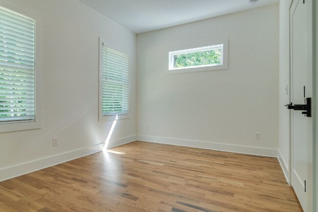 Building Photo - Amazing 3 bed 2.5 w/fenced yard. 10 min fr...
