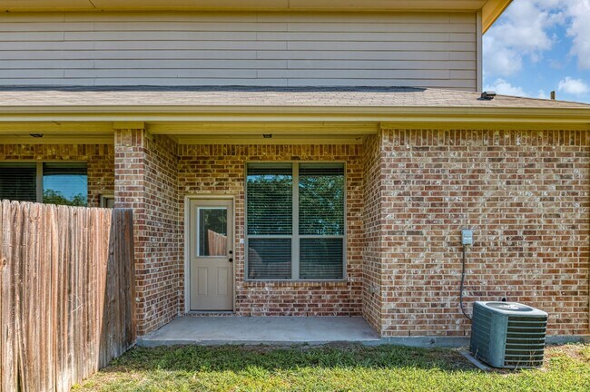 Building Photo - AVAILABLE NOW! Beautiful 3 Bedroom Duplex located in Lavon,Texas!
