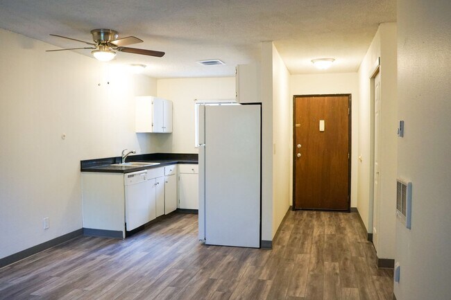 Building Photo - Nestled into Marquam Hill: Bright 2nd Floor 1Bed w/Private Balcony!